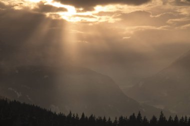 Dağlar, kış manzarası, günbatımı arka planı