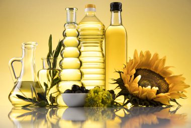 Ayçiçeği, zeytin, kolza yağı gibi sağlıklı yağlar. Şişede yağlar pişiyor.