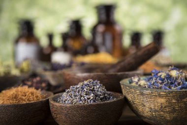 Homeopati, ahşap masada bitkisel ilaçlar.