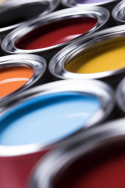 彩色漆锡金属罐的反应概念组 — 图库照片