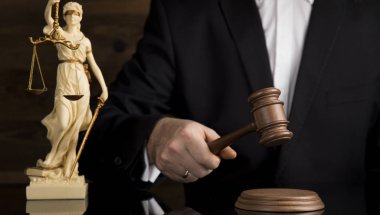 Hukuk ve adalet kavramı, kahverengi ahşap arka plan