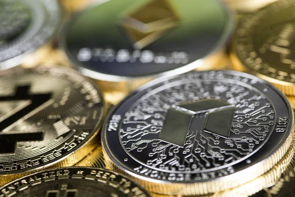 Cryptocurrencys Nuevo Dinero Digital Bitcoin Litecoin Etherium Monedas Cerca — Foto de Stock