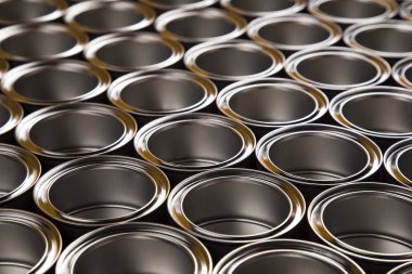 Renkli metal teneke kutulardan oluşan gerçeklik kavramı grubu