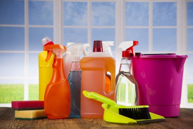 Ahşap masa ve pencere zemininde ev temizliği ürünü