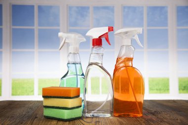 Ahşap masa ve pencere zemininde ev temizliği ürünü