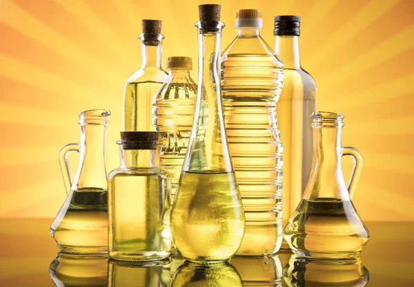 从葵花籽 菜籽油中提取出健康的油 瓶子里的烹调用油 — 图库照片