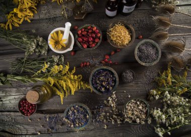 Doğal çare ve ahşap masa arkaplanı