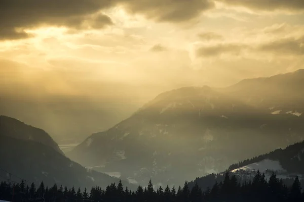 Βουνά Χειμερινό Τοπίο Ηλιοβασίλεμα Φόντο — Φωτογραφία Αρχείου