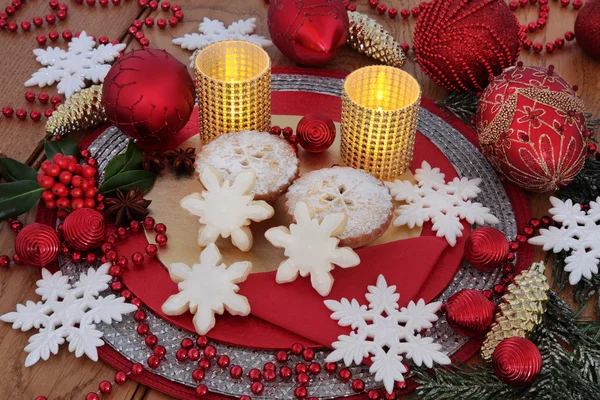 Gingerbread Biscuits and Mince Pies — Stock Photo, Image