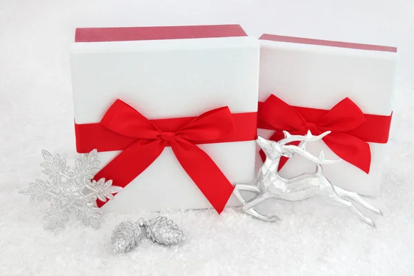Bożonarodzeniowe pudełka i dekoracje — Zdjęcie stockowe