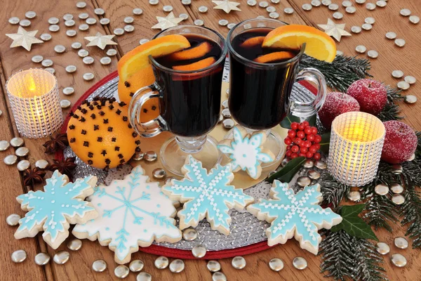 Biscoitos de gengibre e vinho quente — Fotografia de Stock