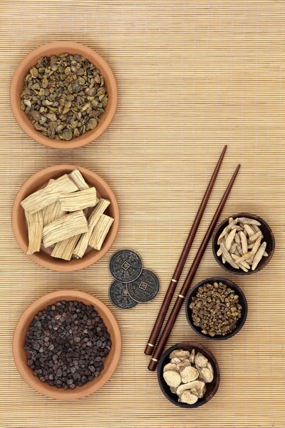 Örtmedicin med I Ching mynt — Stockfoto