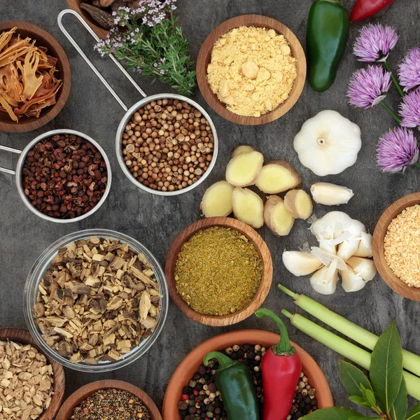 Ervas aromáticas e especiarias para cozinhar — Fotografia de Stock