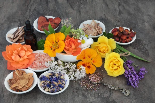 Bloemen en kruiden voor de natuurlijke genezing — Stockfoto