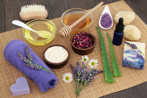 Ervas medicinais para cuidados com a pele — Fotografia de Stock