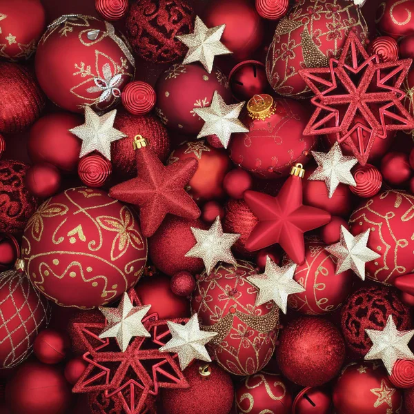 Κόκκινα και χρυσά Χριστούγεννα μπιχλιμπίδι διακόσμηση — Φωτογραφία Αρχείου
