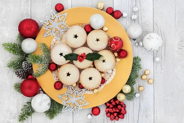 Weihnachten Hackfleischkuchen und Dekorationen — Stockfoto