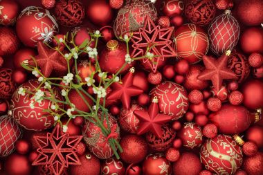 Noel ökseotu ve kırmızı Baubles