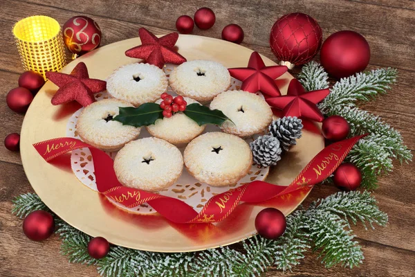 Christmas Mince Pies and Decorations — Stock Photo, Image