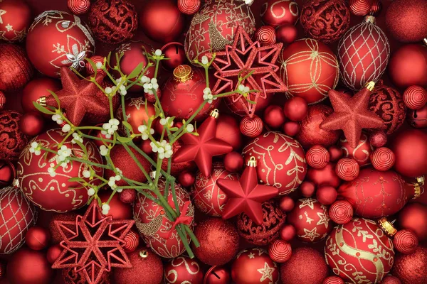 Noel ökseotu ve kırmızı Baubles