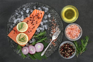 Kırılmış buz ile baharat somon