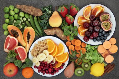 Yüksek lifli diyet taze meyve ve sebzeler çok yüksek Antosiyaninler, antioksidanlar ve vitaminler mermer arka plan en iyi görünüm için sağlık gıda kavramı.
