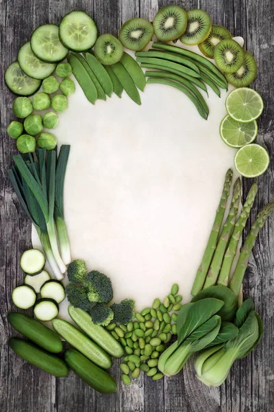 绿色蔬菜和水果超级食品的选择形成一个抽象的边界上羊皮纸和质朴的木材背景 健康食品概念高抗氧化剂 维生素和矿物质 — 图库照片