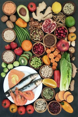 Taze balık, meyve, sebze, tohum, Kuruyemiş, bakliyat, Hububat, tahıl, polen tahıl, baharatlar ve otlar ile sağlık gıda kavramı. Süper gıda omega 3 yağ asitleri, protein, antioksidanlar, vitaminler, anthocyanyns, elyaf ve mineraller yüksek.  
