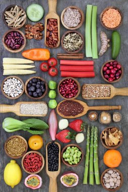  Baklagiller, meyve, tahıl, tahıllar, tohum, otlar, polen tahıl ve baharat üzerinde mermer ahşap kase ve kaşık ile sağlıklı beslenme gıda kavramı. Omega 3 yağ asitleri, protein, antioksidan Antosiyaninler, vitaminler ve diyet lifi yüksek gıdalar.   