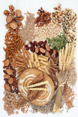 Yüksek lif sağlık gıda kavramı ile taze kepekli çavdar ekmeği, kepekli makarna, fındık, tahıl ve tahıl, süper gıdalar yüksek omega 3, antioksidanlar ve vitaminler.