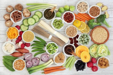 Makrobiyotik süper yiyecek udon ve sobu noodles ile miso yapıştırın, tahıllar, baklagiller, tahıllar, kuchika çay, sebzeler, kepekli makarna ve wasbai yüksek protein, antioksidanlar, lif, vitamin ve mineraller rustik arka plan üzerinde gıdalar ile deli.