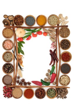 Tarçın iç sınır ile bitki ve baharat arka plan üzerine beyaz kopya alanı ile sopa..