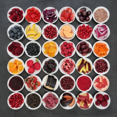 Sağlıklı meyve, sebze, bakliyat ve tahıl ile süper yiyecek toplama kayrak arka plan beslenme. Gıdalar antioksidanlar, Antosiyaninler, mineraller ve vitaminler iyi sağlık teşvik çok yüksek. Üstten Görünüm.