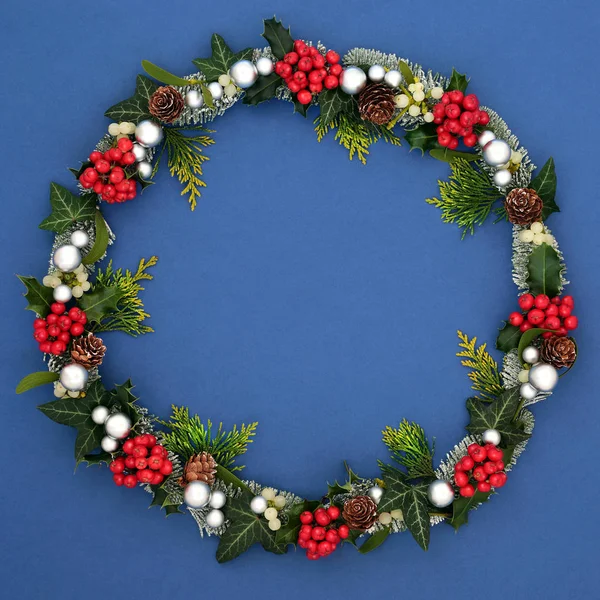 Christmas Wreath Decoration with Flora and Baubles — Stock Photo, Image