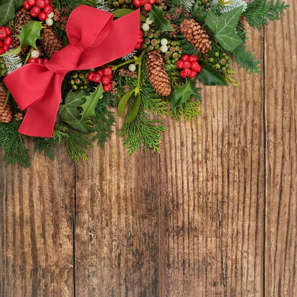 Festlicher weihnachtlicher Hintergrund auf rustikalem Holz — Stockfoto