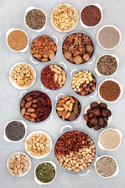Seleção de nozes e sementes secas — Fotografia de Stock