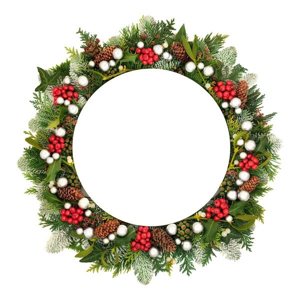 Tavola decorativa natalizia Apparecchiatura con verde invernale — Foto Stock
