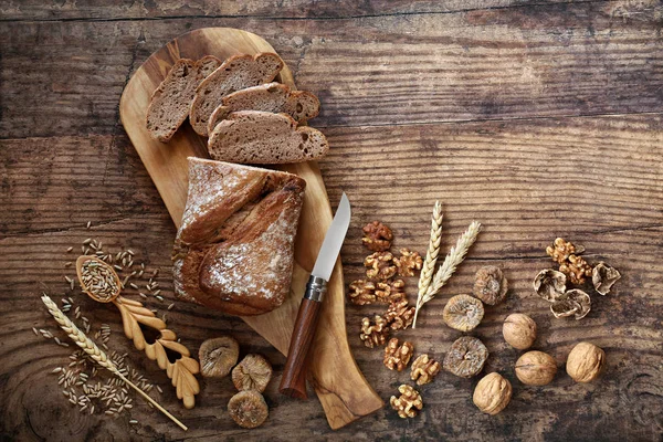 Healthy Fig and Walnut Rye Bread — Stock Photo, Image