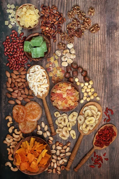 Sušené ovoce a sortiment ořechů na rustikálním dřevě — Stock fotografie
