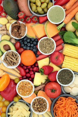 Bağırsak sendromunu hafifletmek için sağlıklı gıda ve bitkiler. Antioksidan, protein, diyet lifleri, vitaminler, mineraller, akıllı karbonhidratlar, antioksidan ve anthocyaninler açısından sağlıklı gıdalar. Düz yatıyordu.