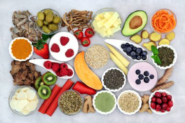 Sağlıklı beslenme sendromu için sağlıklı gıdalar ve doğal Çin bitkilerinde kullanılan bitkisel ilaçlar, yüksek antioksidan, diyet lifleri, vitaminler, mineraller, omega 3, protein ve akıllı karbonhidratlar. Düz yatıyordu.