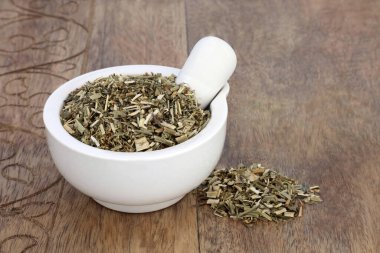 Meyve yaprağı, tatlı yonca, bitkisel tıpta kullanılan bir havan topuzu, morluklar ve burkulmalar için kullanılır, iltihap önleyici olarak kullanılır ve kırsal ahşap Melilotus officinalis üzerindeki lenf dolaşımını geliştirir..