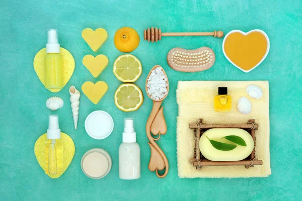Schoonheidsbehandeling Voor Huidverzorging Met Citroenfruit Reinigingsmiddelen Waaronder Hydraterende Crème Lotion — Stockfoto