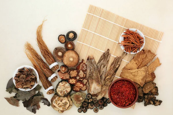 Chińska Kolekcja Ziół Przypraw Stosowana Tradycyjnej Medycynie Ziołowej Matie Bambusowej — Zdjęcie stockowe
