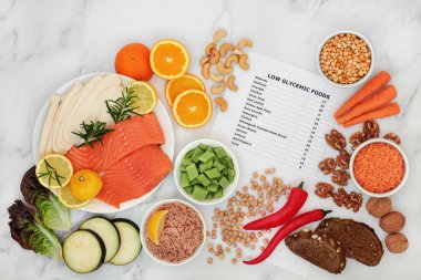 Vitamin, mineral, antioksidan, akıllı karbonhidrat, protein ve omega 3 değeri yüksek gıdalar içeren diyabetik diyet için düşük glisemik sağlıklı gıdalar. Sindirim sisteminde 55 'in altında.  