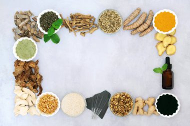 Sinirli bağırsak sendromunu, Çin bitkisel ilaçlarında kullanılan bitkilerle, akupunktur iğneleriyle, sınır oluşturan temel yağ ve beslenme takviyeleriyle tedavi etmek için sağlıklı yiyecekler. Düz yatıyordu.