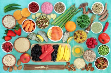 Sağlıklı bir beslenme için sağlıklı bir beslenme, antioksidan, antosiyanin, vitamin, mineral, protein, akıllı karbonhidrat, omega 3 ve diyet liflerini artıran bitkiler. Düz yatış, üst görünüm.