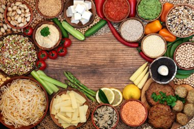 Falafel & burger, meyve, sebze, tahıl, tofu, makarna, fındık, sos ve baklagillerle vejetaryen diyet arka plan sınırı için sağlıklı yiyecekler. Bağışıklık sistemi yüksek vitamin, mineral, antioksidan ve lif takviyesi.