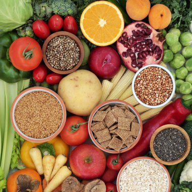Yüksek miktarda antioksidan, omega 3, vitamin ve protein içeren diyet yüksek lifli sağlıklı yiyecekler. Yüksek kan basıncını düşüren sağlıklı gıdalar, kolesterol ve diyabet hastaları için düşük GI seviyeli sağlıklı bir kalbi optimize eder.