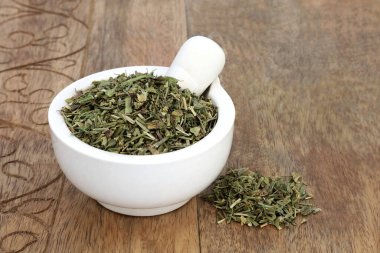 Çobanlar havanda yaprak yapraklı bitkisel ilaçlarda kusan kanı, idrardaki kanı, adet öncesi krampları ve uzun dönemlerde kullanılan bir havan kabuğu taşırlar. Capsella bursa pastoris.